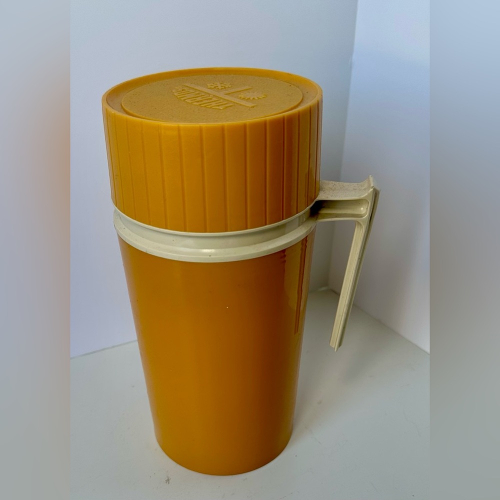 Vintage yellow Thermos Insulated Jar Container 16 oz.‎